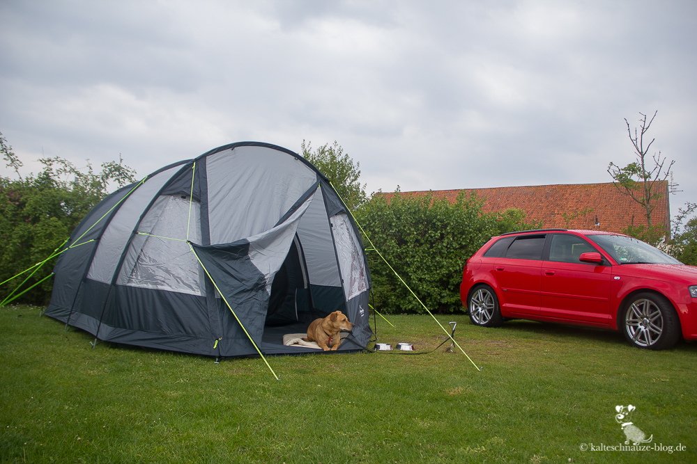 Links mein Zelt, nachdem das Gewitter abgezogen war. Rechts mein Camping-Muffel-Audi.